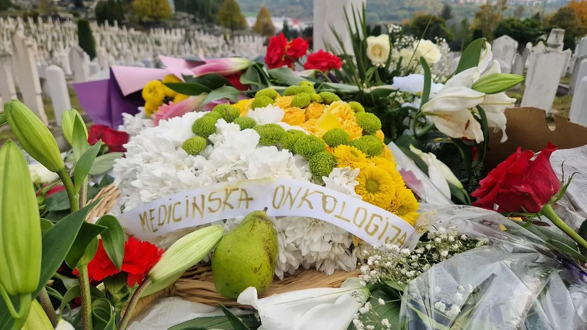 Pored svježeg cvijeća, stoji i kruška, jeribasma. Halidu najdraža voćka