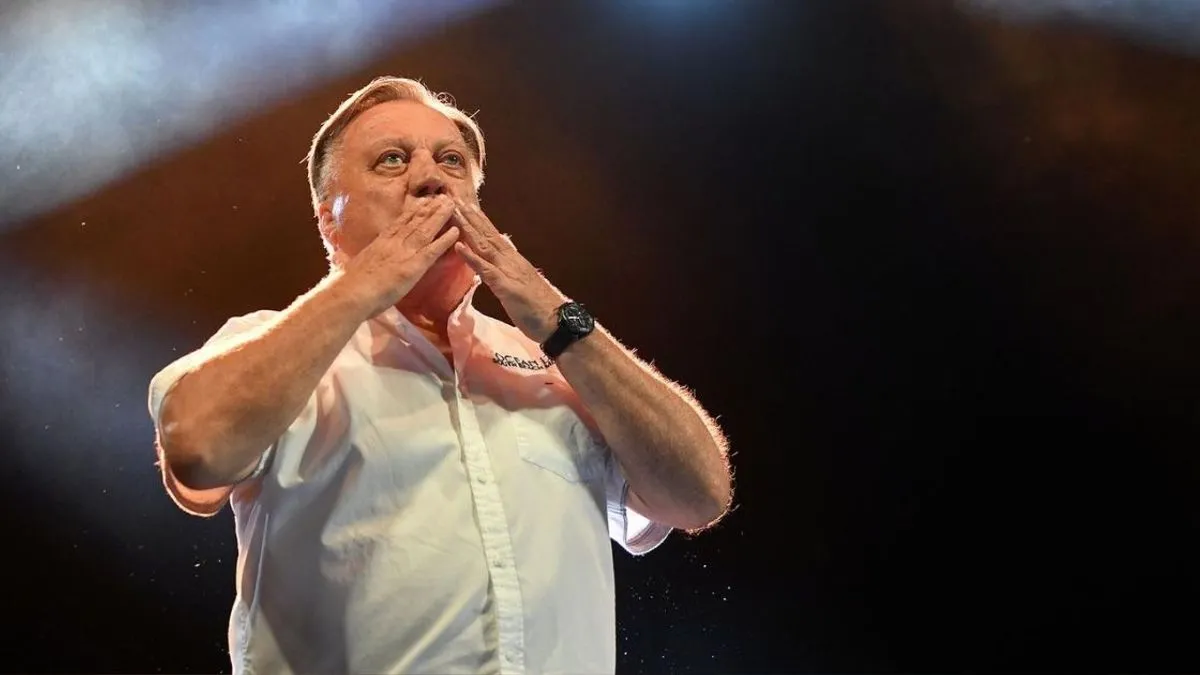 Nakon borbe sa teškom bolešću jučer je preminuo legendarni Halid Bešlić. 