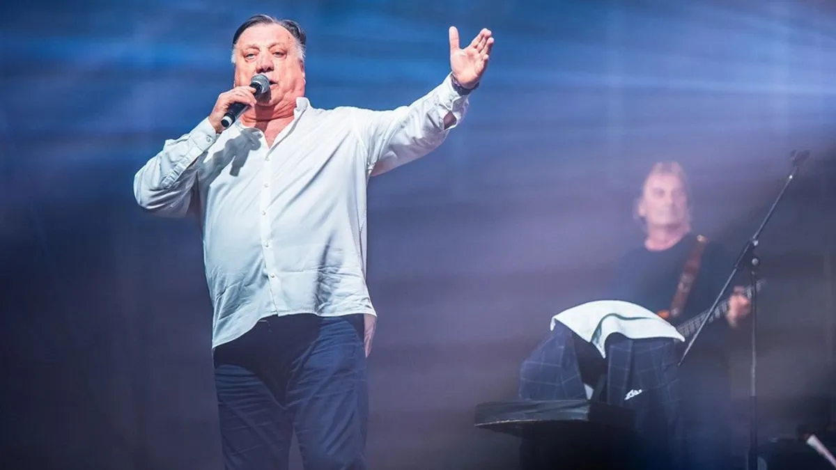 Nakon borbe sa teškom bolešću jučer je preminuo legendarni Halid Bešlić. 