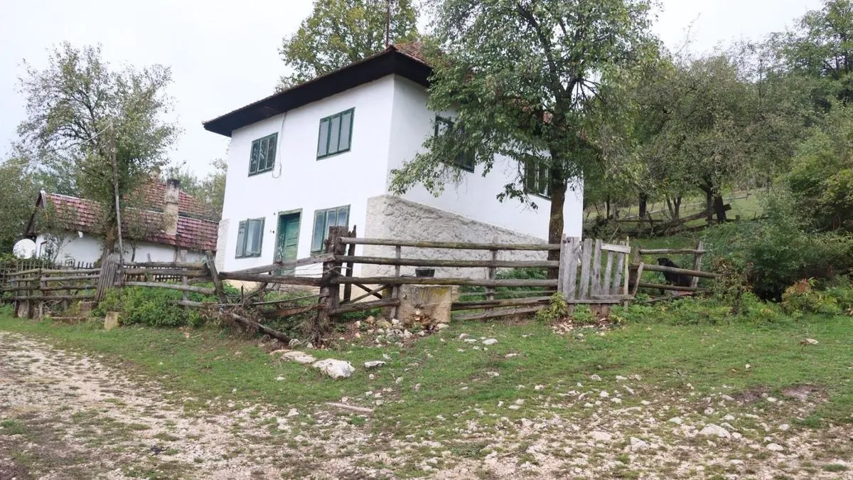 U vremenima kada su skromnost i dobrota sve rjeđe, priče o Halidu Bešliću podsjećaju zašto je ovaj legendarni pjevač bio mnogo više od muzičara. 