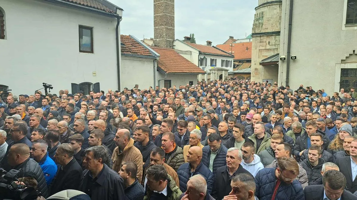 Veliki broj ljudi, ne samo iz BiH nego i regiona ali i svijeta, došao je na dženazu Halidu Bešliću