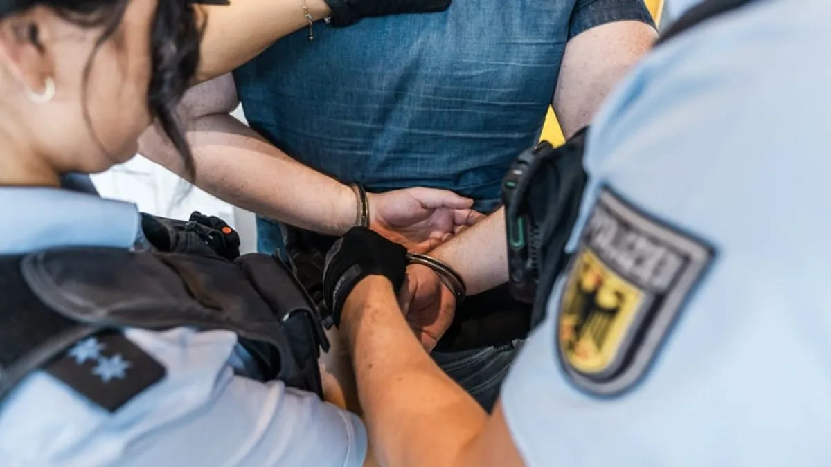 Osim što mu je zabranjeno da uđe u avion koji je išao za Antaliju, protiv njega je pokrenut istražni postupak... 