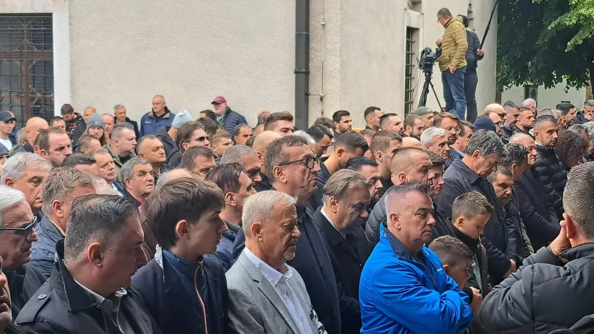 Veliki broj ljudi, ne samo iz BiH nego i regiona ali i svijeta, došao je na dženazu Halidu Bešliću