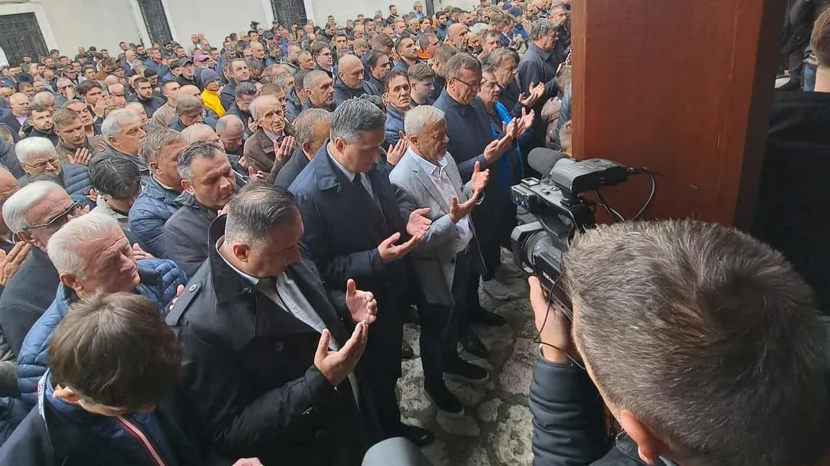 Veliki broj ljudi, ne samo iz BiH nego i regiona ali i svijeta, došao je na dženazu Halidu Bešliću