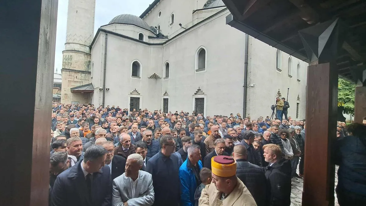 Veliki broj ljudi, ne samo iz BiH nego i regiona ali i svijeta, došao je na dženazu Halidu Bešliću
