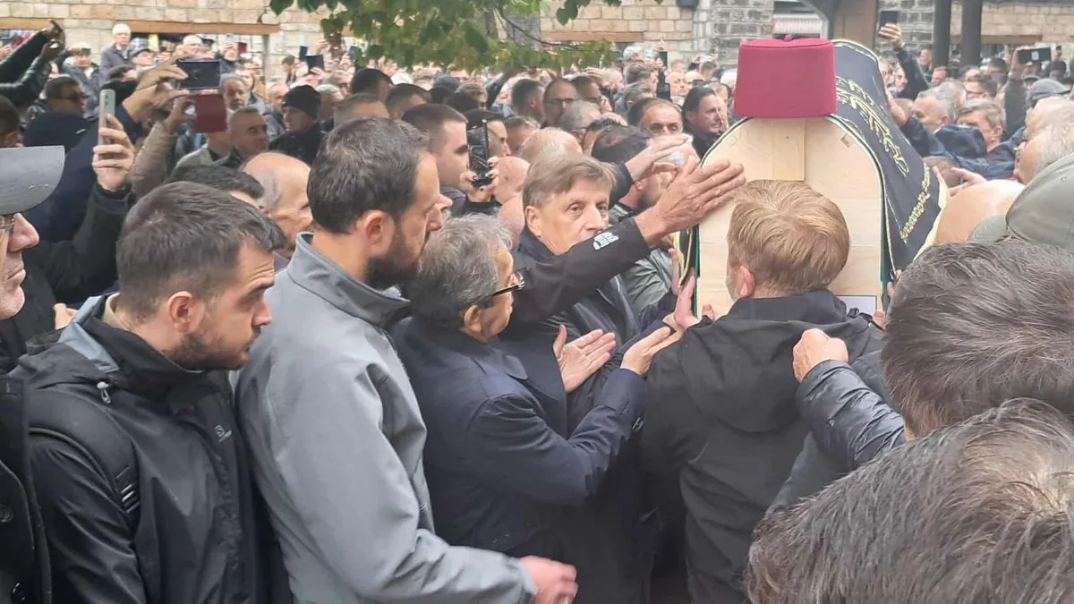 Veliki broj ljudi, ne samo iz BiH nego i regiona ali i svijeta, došao je na dženazu Halidu Bešliću