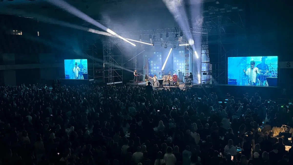 Tamo gdje ljubav počinje: Počeo koncert Crvene jabuke u Skenderiji