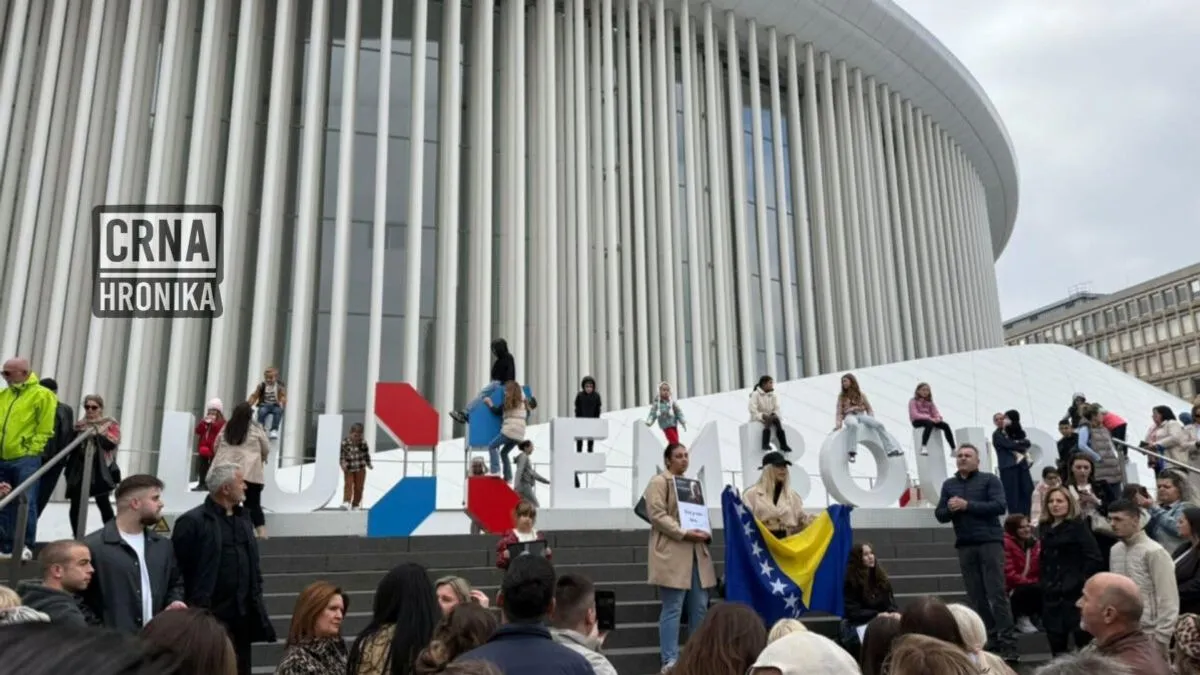 Na stepenicama ispred dvorane okupili su se i stariji i mlađi, porodice s djecom, a mnogi su u rukama nosili slike Halida i poruke zahvalnosti