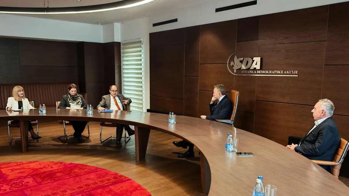 Istakao je i potrebu da Srebrenica, kao mjesto u kojem je počinjen genocid nad Bošnjacima, dobije poseban tretman u Izbornom zakonu BiH.