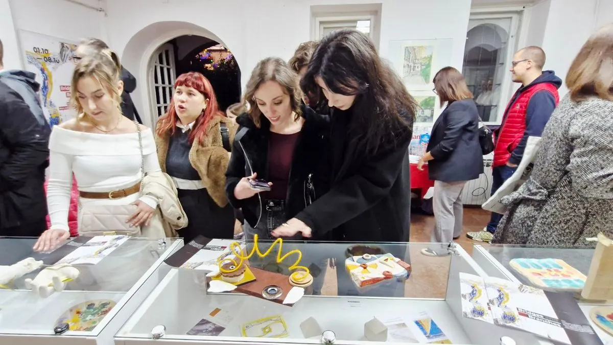 Humanitarna zložba „Bridges & Branches“ studenata Arhitektonskog fakulteta u Sarajevu otvorena je večeras u galeriji Mak Muzeja književnosti i pozorišne umjetnosti BiH.