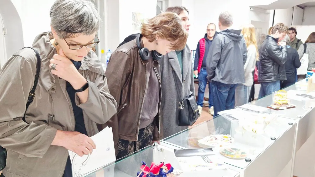 Humanitarna zložba „Bridges & Branches“ studenata Arhitektonskog fakulteta u Sarajevu otvorena je večeras u galeriji Mak Muzeja književnosti i pozorišne umjetnosti BiH.