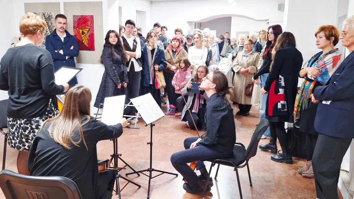 Humanitarna zložba „Bridges & Branches“ studenata Arhitektonskog fakulteta u Sarajevu otvorena je večeras u galeriji Mak Muzeja književnosti i pozorišne umjetnosti BiH.