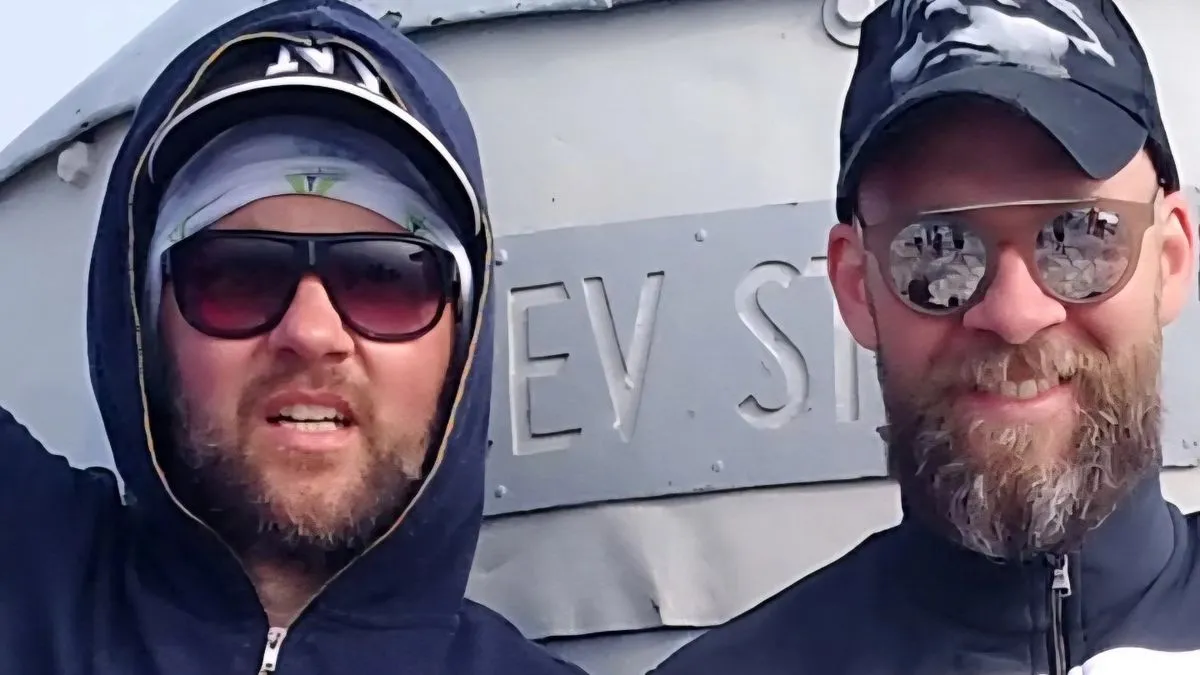 Prijatelji, kolege i komšije Aleša Šutara okupljaju se na mjestu tragedije kako bi mu odali počast, dok se na društvenim mrežama šire poruke tuge i nevjerice.