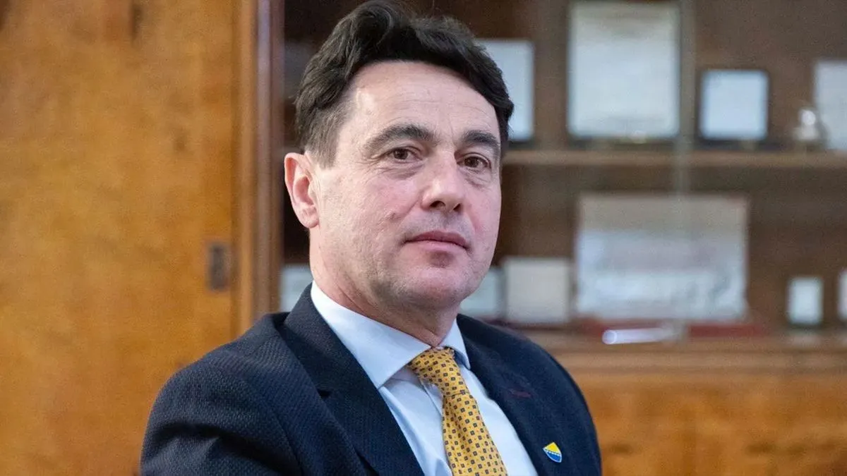 Iz kabineta Bećirovića ističu da su zlonamjerni komentari u medijima u kojima se jedan član Predsjedništva, Denis Bećirović, povezuje sa predlaganjem pomenutog kandidata.