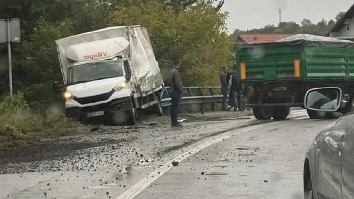 Na dionici Živinice-Banovići došlo je do saobraćajne nesreće u kojoj su učestvovala dva kamiona, a trenutno je na tom putu obustavljen saobraćaj.