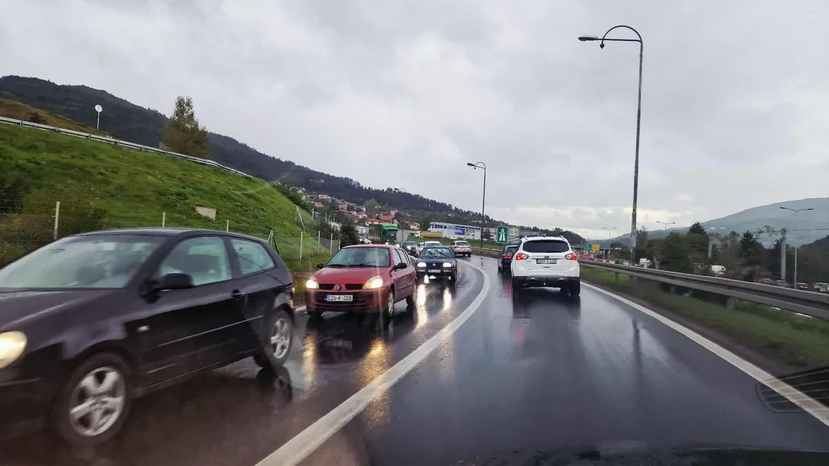 U toku je sanacija klizišta u mjestu Sijeračke stijene na magistralnoj cesti Dobro Polje-Miljevina, gdje dolazi do polusatnih obustava