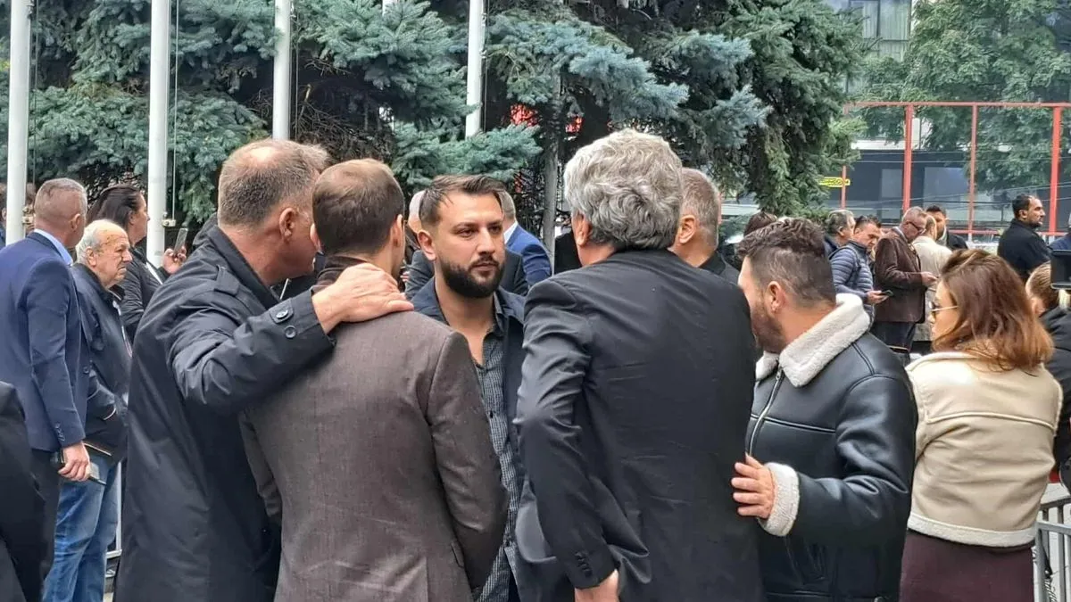 Tu će se posljednji put čuti njegove pjesme, poruke prijatelja, i sjećanja na čovjeka koji je svojim glasom spajao generacije.