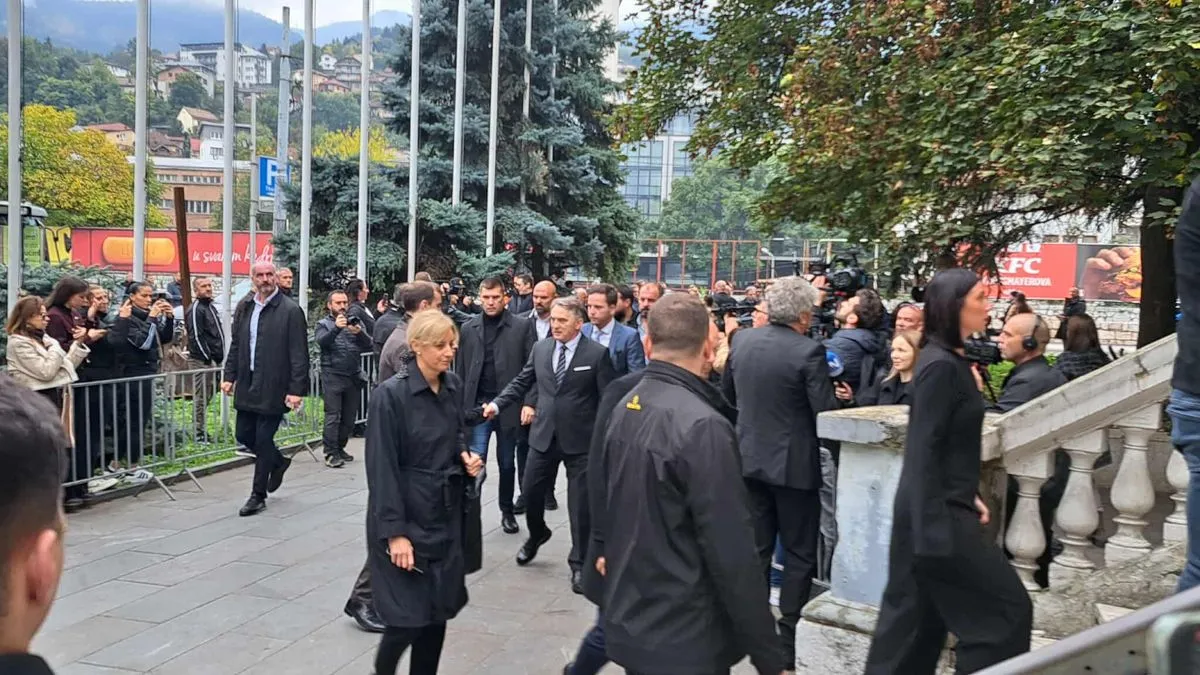 Tu će se posljednji put čuti njegove pjesme, poruke prijatelja, i sjećanja na čovjeka koji je svojim glasom spajao generacije.