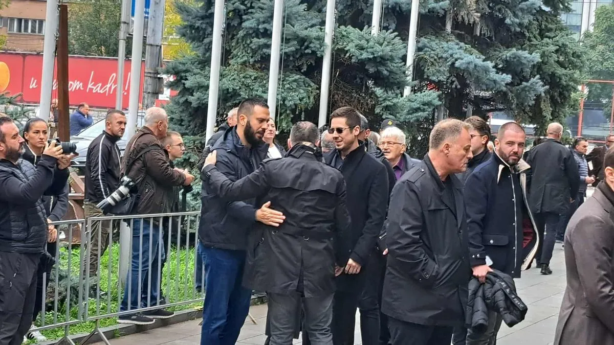 Tu će se posljednji put čuti njegove pjesme, poruke prijatelja, i sjećanja na čovjeka koji je svojim glasom spajao generacije.