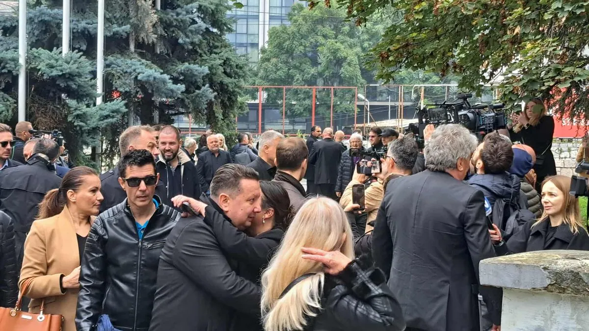 Tu će se posljednji put čuti njegove pjesme, poruke prijatelja, i sjećanja na čovjeka koji je svojim glasom spajao generacije.