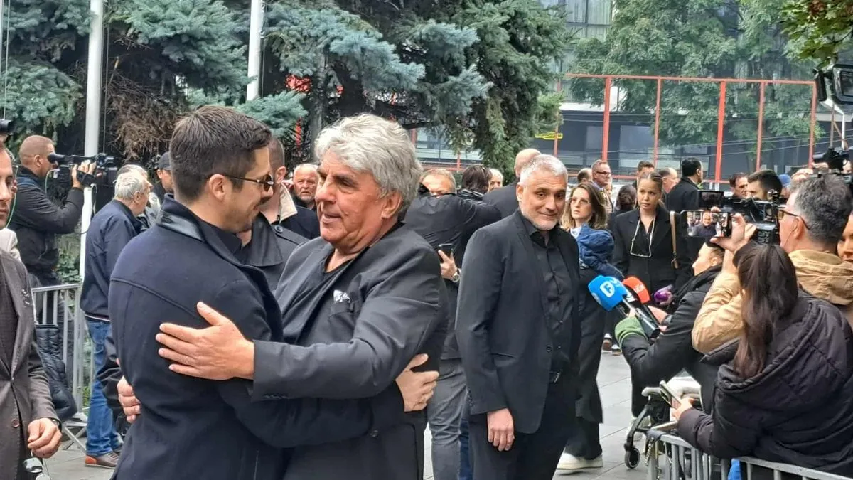 Tu će se posljednji put čuti njegove pjesme, poruke prijatelja, i sjećanja na čovjeka koji je svojim glasom spajao generacije.