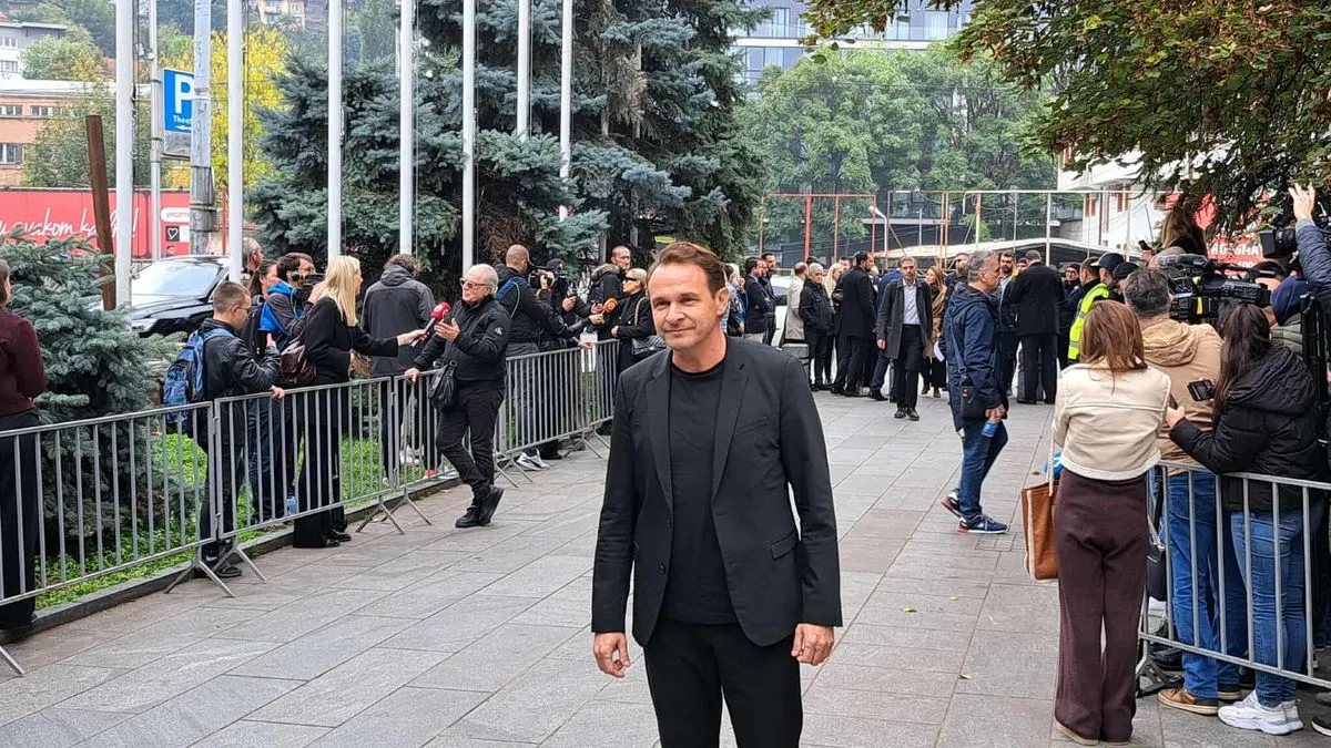 Tu će se posljednji put čuti njegove pjesme, poruke prijatelja, i sjećanja na čovjeka koji je svojim glasom spajao generacije.