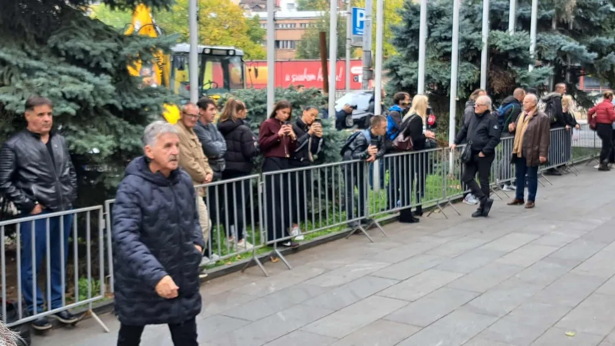 Tu će se posljednji put čuti njegove pjesme, poruke prijatelja, i sjećanja na čovjeka koji je svojim glasom spajao generacije.