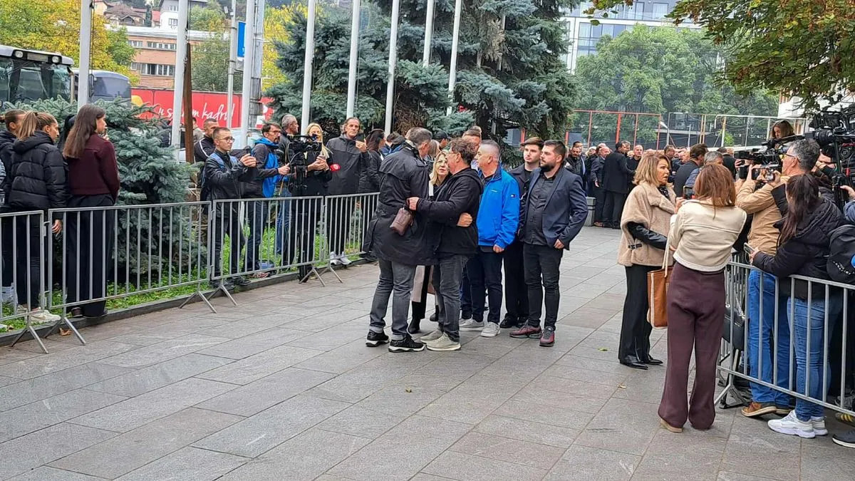 Tu će se posljednji put čuti njegove pjesme, poruke prijatelja, i sjećanja na čovjeka koji je svojim glasom spajao generacije.