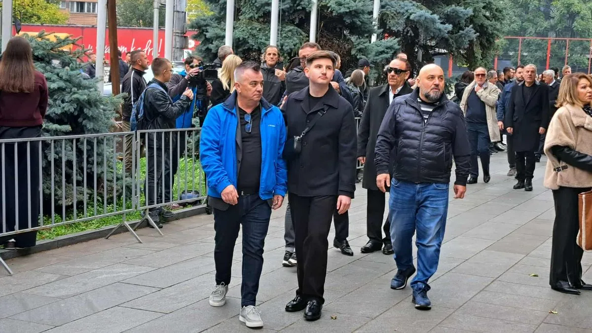 Tu će se posljednji put čuti njegove pjesme, poruke prijatelja, i sjećanja na čovjeka koji je svojim glasom spajao generacije.