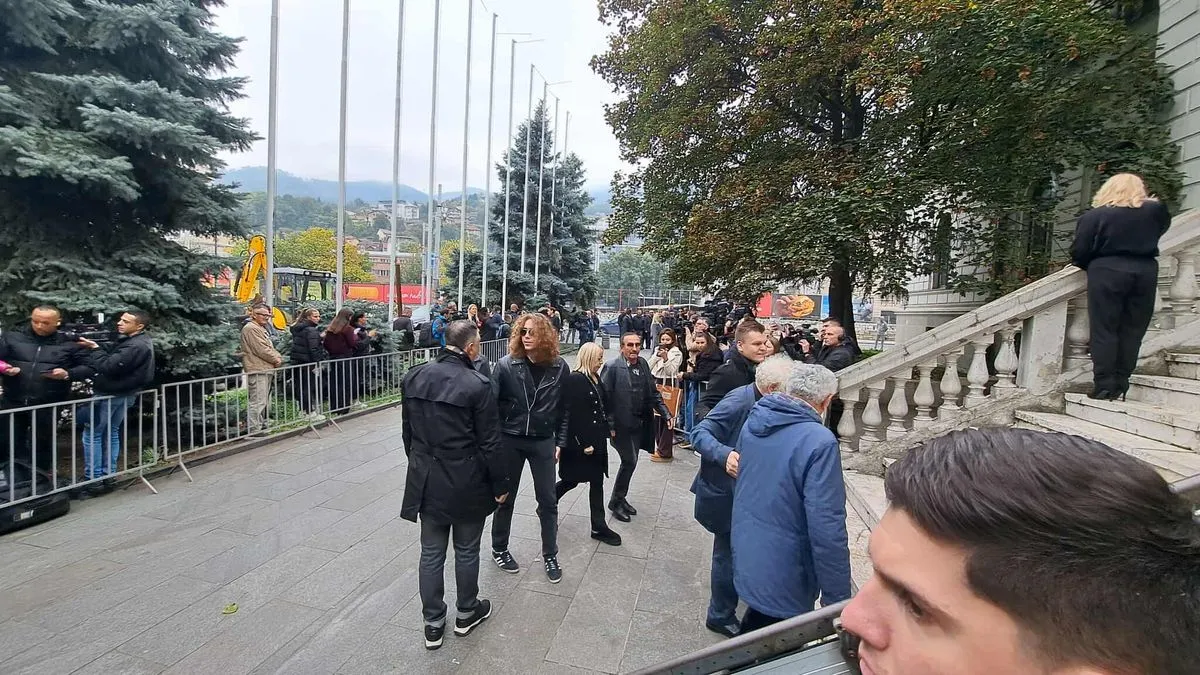 Tu će se posljednji put čuti njegove pjesme, poruke prijatelja, i sjećanja na čovjeka koji je svojim glasom spajao generacije.