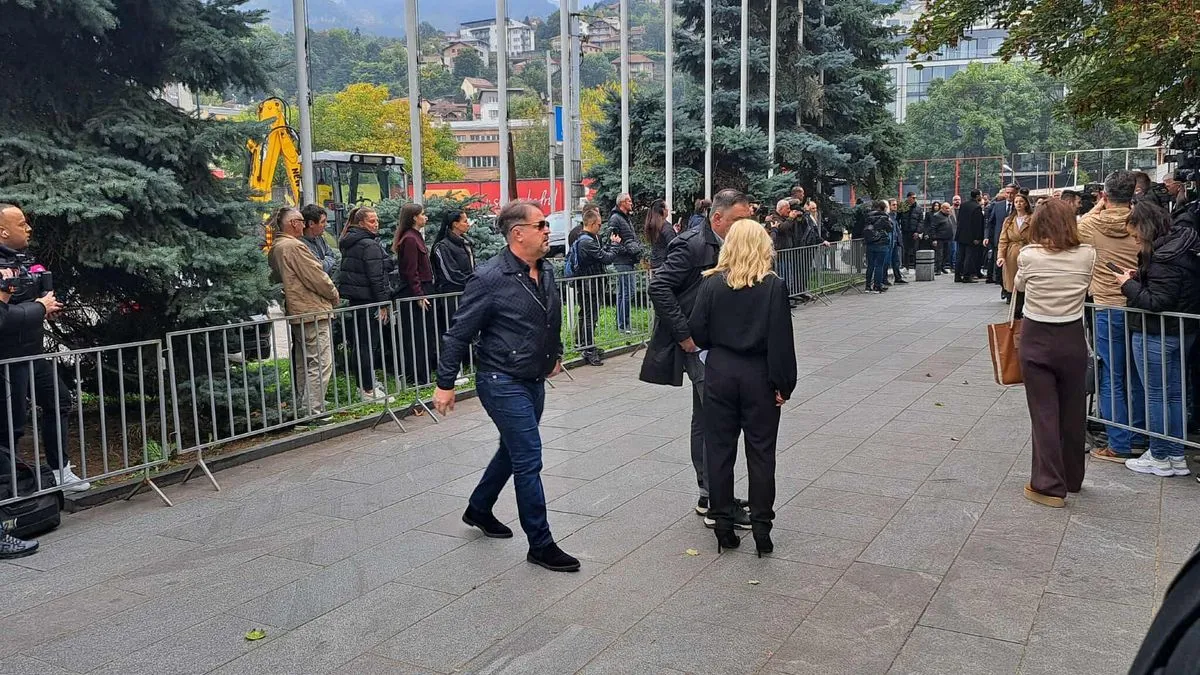 Tu će se posljednji put čuti njegove pjesme, poruke prijatelja, i sjećanja na čovjeka koji je svojim glasom spajao generacije.