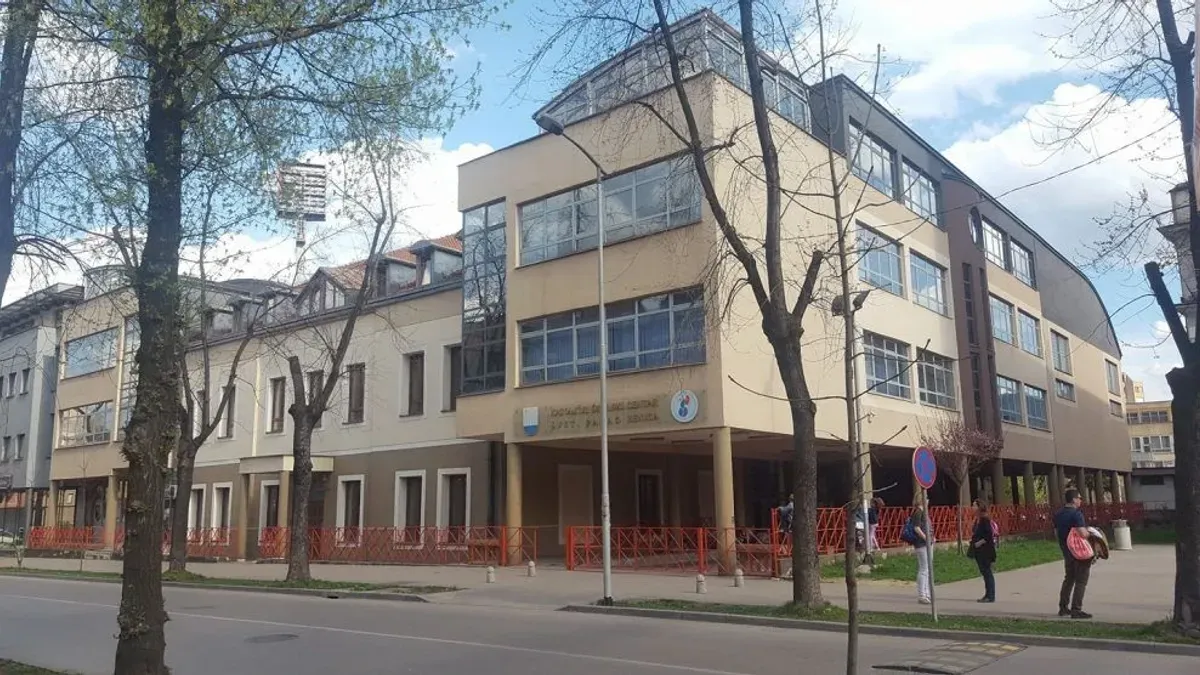 Zabrana se odnosi na učenike i na zaposlene s ciljem zaštite zdravlja, poboljšanja socijalnih vještina, bolje komunikacije