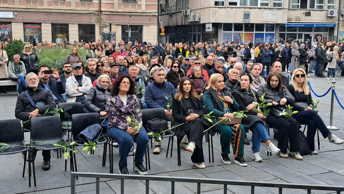 Suze i ljiljani: Stotine građana ispred Narodnog pozorišta pratile komemoraciju Halidu Bešliću