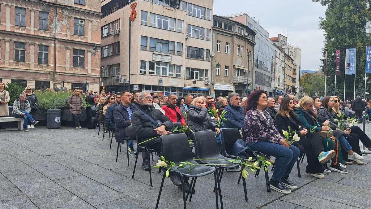 Suze i ljiljani: Stotine građana ispred Narodnog pozorišta pratile komemoraciju Halidu Bešliću