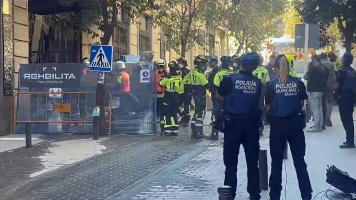 Izvori iz istrage navode da se "srušilo najmanje šest spratova i da bi mogla biti zarobljena najmanje jedna osoba, ako ne i više"