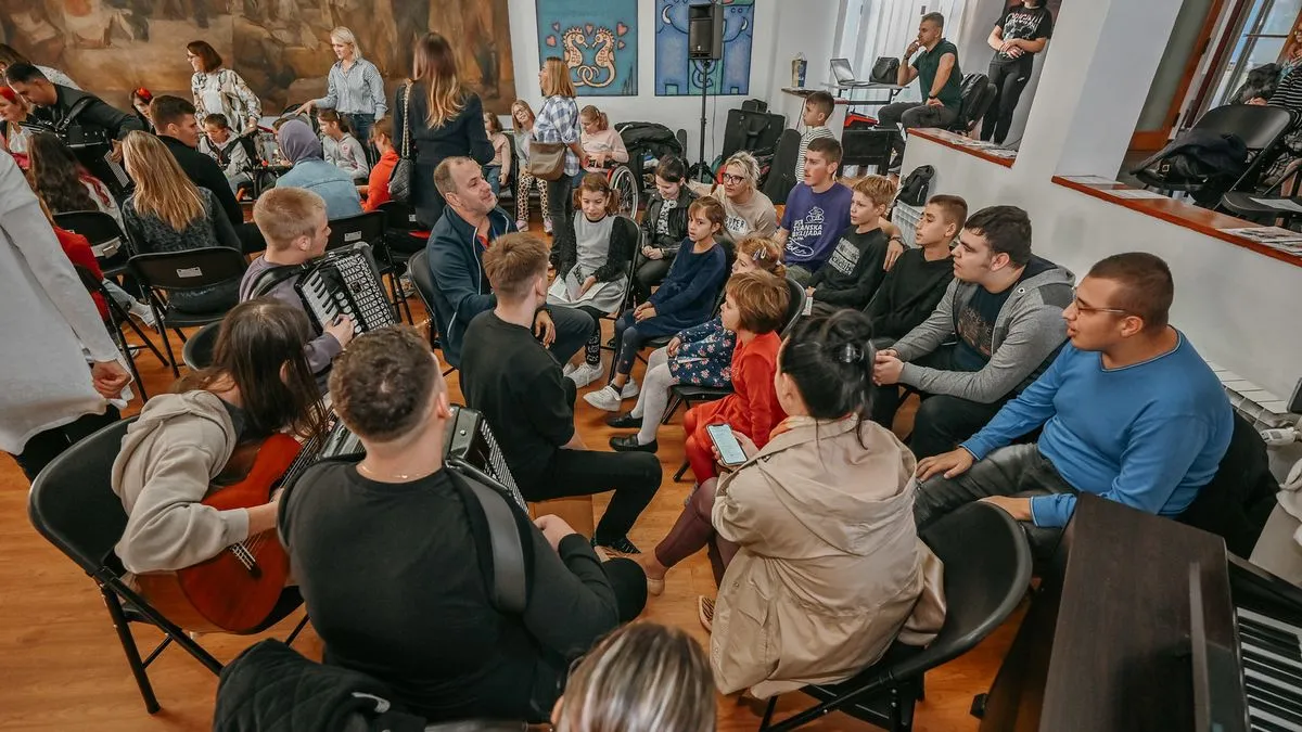 Sevdalinka kao lijek: Radionica u Tuzli spaja tradiciju, terapiju i inkluziju
