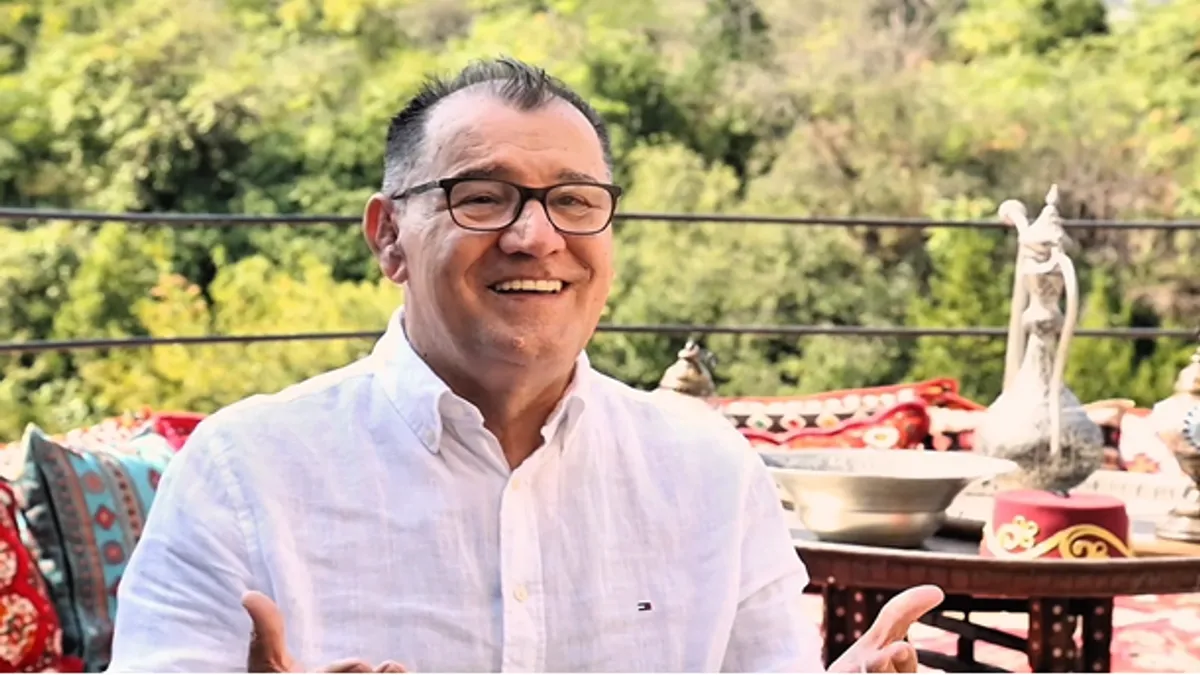 Nazif Gljiva je ime koje već decenijama traje na muzičkoj sceni, poznat po autentičnosti, iskrenosti i dubokom poštovanju prema narodnoj i tradicionalnoj muzici.