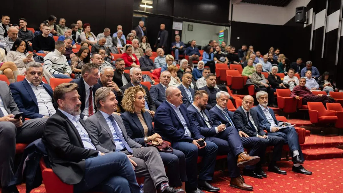 Sa skupa je odaslano niz poruka koje se tiču aktuelne političke situacije u zemlji, a posebno onima koji udaraju na državu Bosnu i Hercegovinu