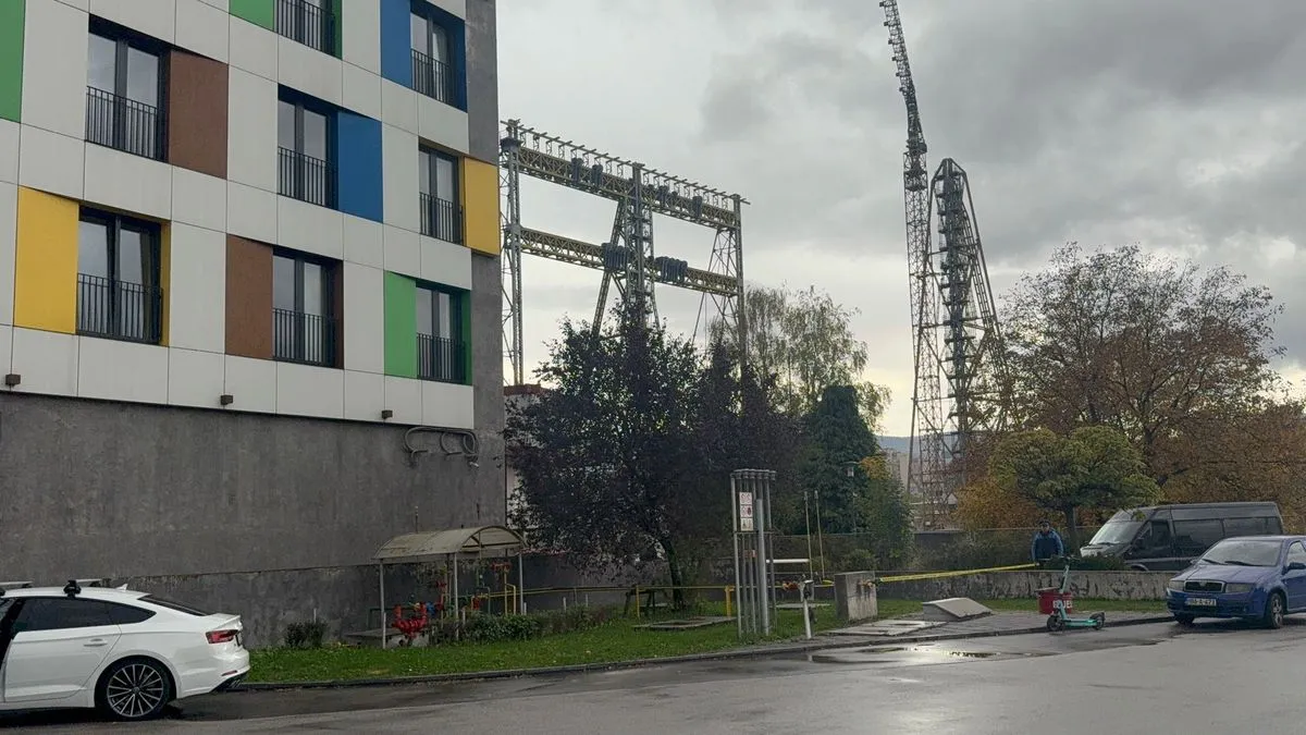 On je prije samoubistva tipkao na telefon i krenuo da skoči kada ga je konobar pokušao spriječiti.