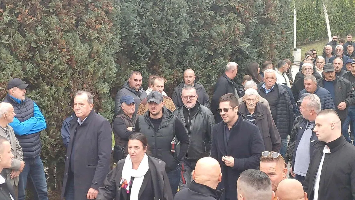 Nikola je otkrio i da su njegov otac Marinko i Halid bili jako dobri prijatelji, te je objasnio da su jedan drugome uvijek pjevali preko telefona. 