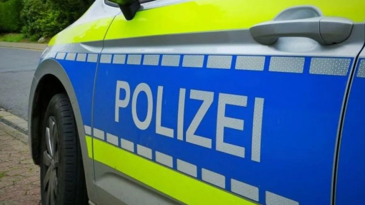 Nakon frontalnog sudara s drugim vozilom, probio je ogradu i sletio u kanal