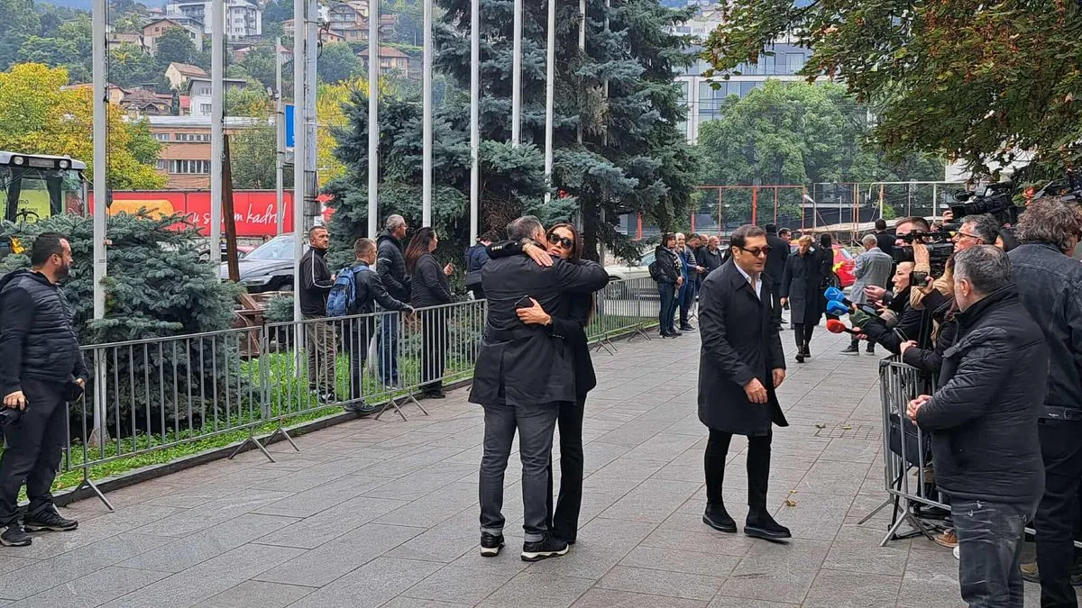 Tu će se posljednji put čuti njegove pjesme, poruke prijatelja, i sjećanja na čovjeka koji je svojim glasom spajao generacije.