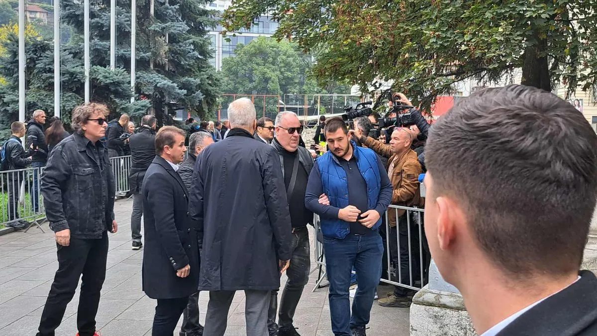 Tu će se posljednji put čuti njegove pjesme, poruke prijatelja, i sjećanja na čovjeka koji je svojim glasom spajao generacije.