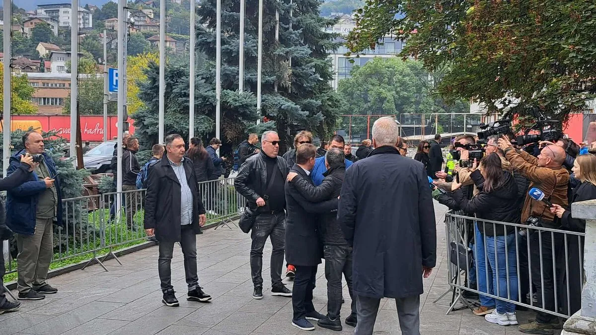 Tu će se posljednji put čuti njegove pjesme, poruke prijatelja, i sjećanja na čovjeka koji je svojim glasom spajao generacije.