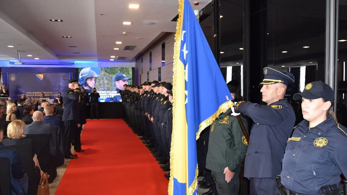 Na ceremoniji su uručene zahvalnice u obliku Reljefnog amblema Sudske policije.