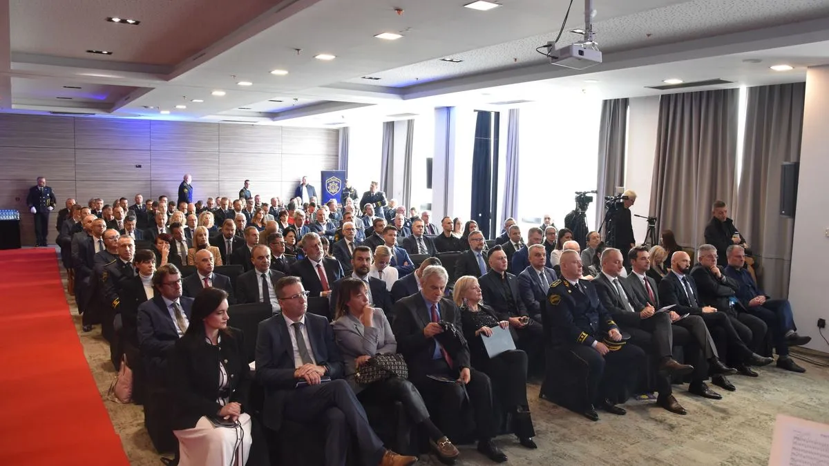 Na ceremoniji su uručene zahvalnice u obliku Reljefnog amblema Sudske policije.