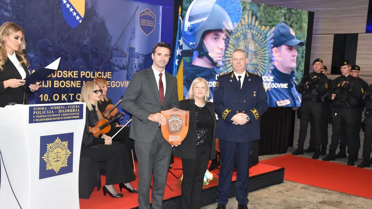 Na ceremoniji su uručene zahvalnice u obliku Reljefnog amblema Sudske policije.