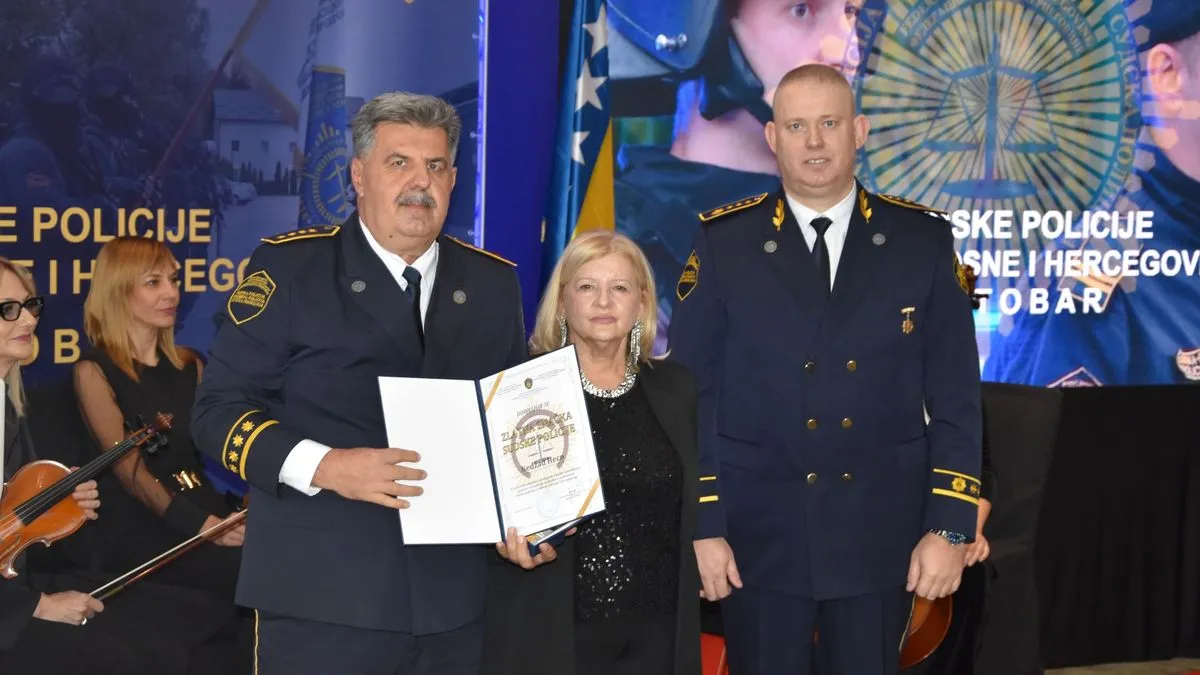 Na ceremoniji su uručene zahvalnice u obliku Reljefnog amblema Sudske policije.