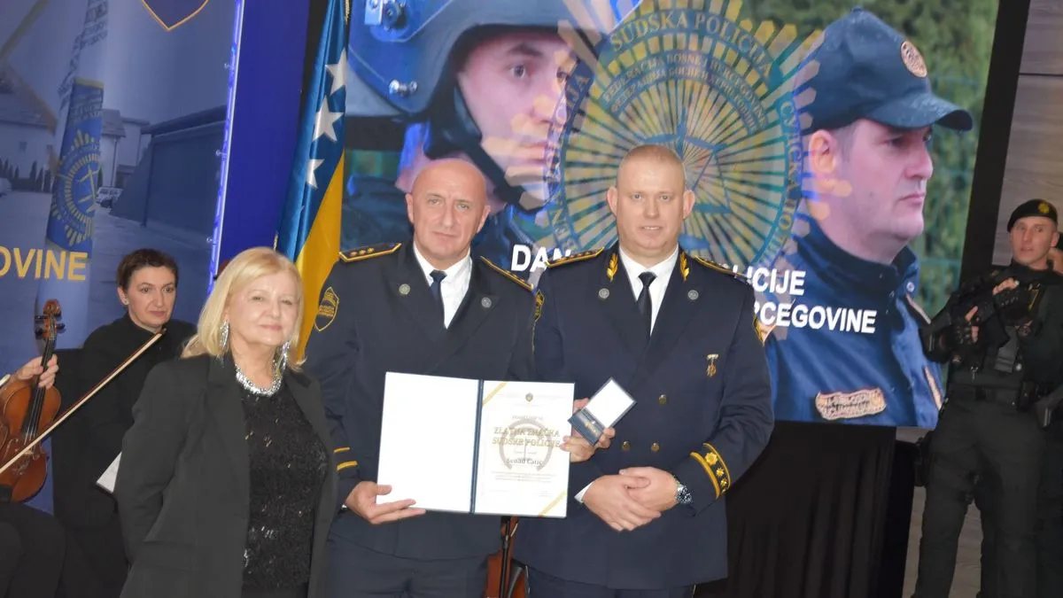 Na ceremoniji su uručene zahvalnice u obliku Reljefnog amblema Sudske policije.