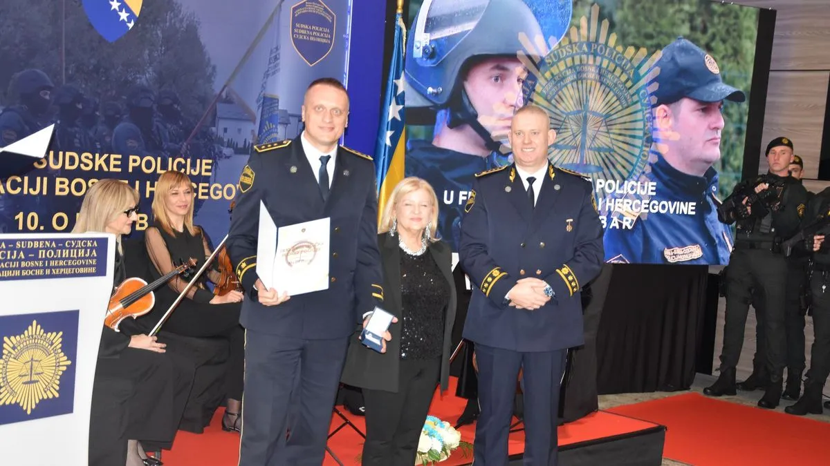 Na ceremoniji su uručene zahvalnice u obliku Reljefnog amblema Sudske policije.